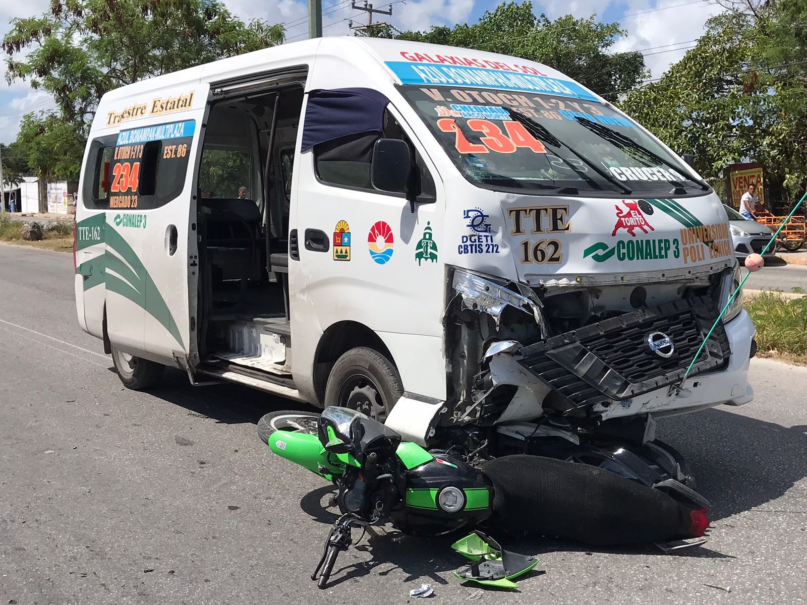 La motocicleta terminó debajo de la combi y su conductor fue llevado al Hospital General de Cancún para su pronta atención La motocicleta terminó debajo de la combi y su conductor fue llevado al Hospital General de Cancún para su pronta atención