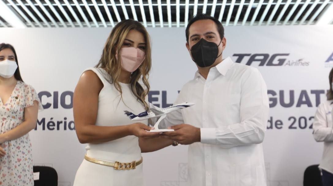 Mauricio Vila acudió a la recepción del primer vuelo desde Guatemala