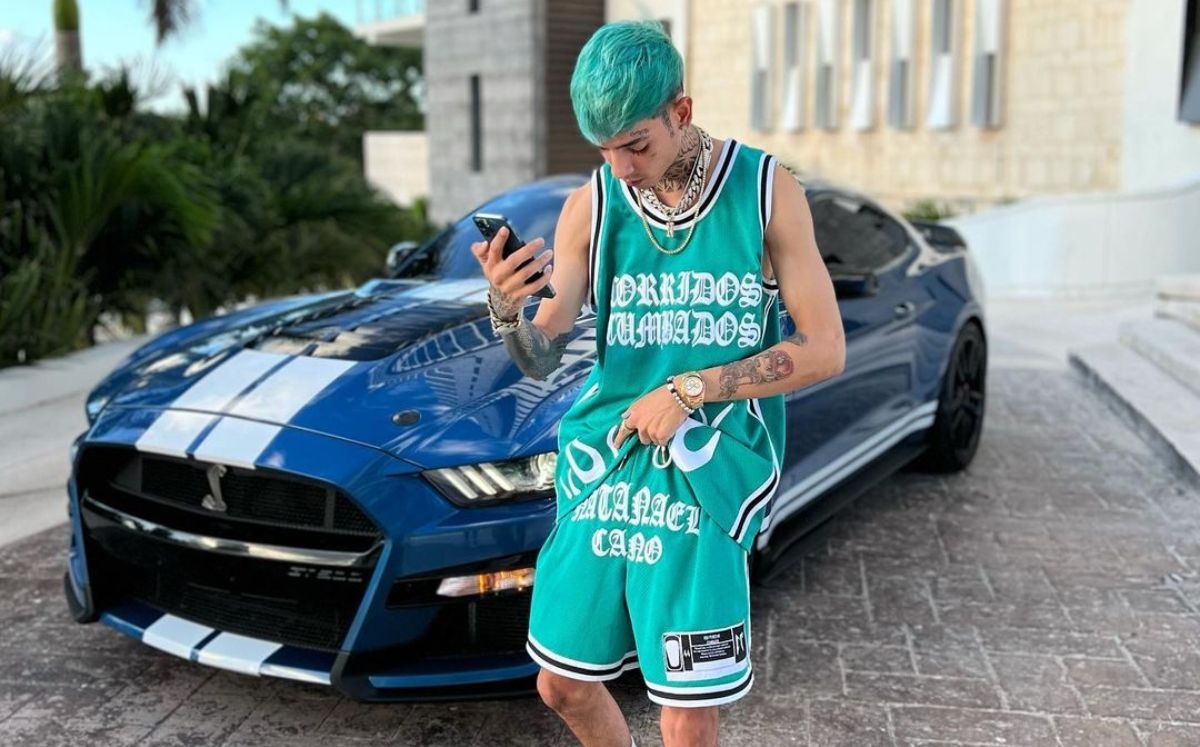 Hace unos meses el intérprete de corridos tumbados presumió su Ford Mustang Shelby GT500