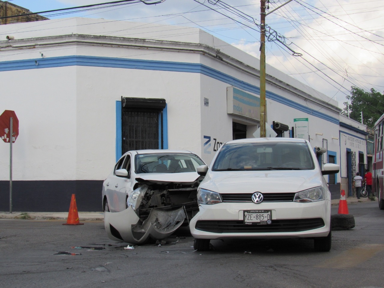 La facia de uno de los autos terminó destrozada La facia de uno de los autos terminó destrozada