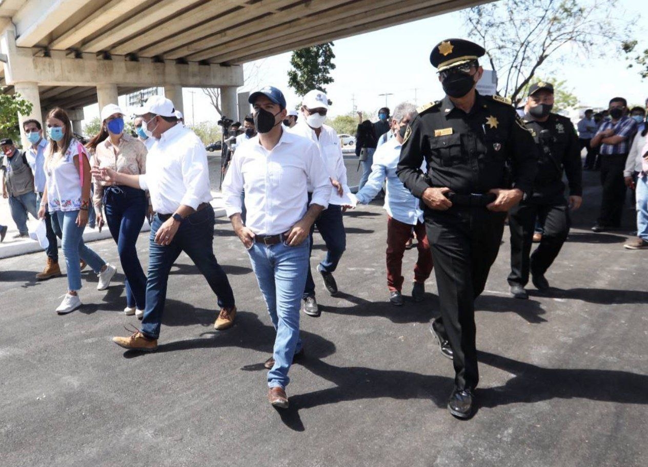 Varios miembros del gobierno estuvieron presentes en la entrega del proyecto