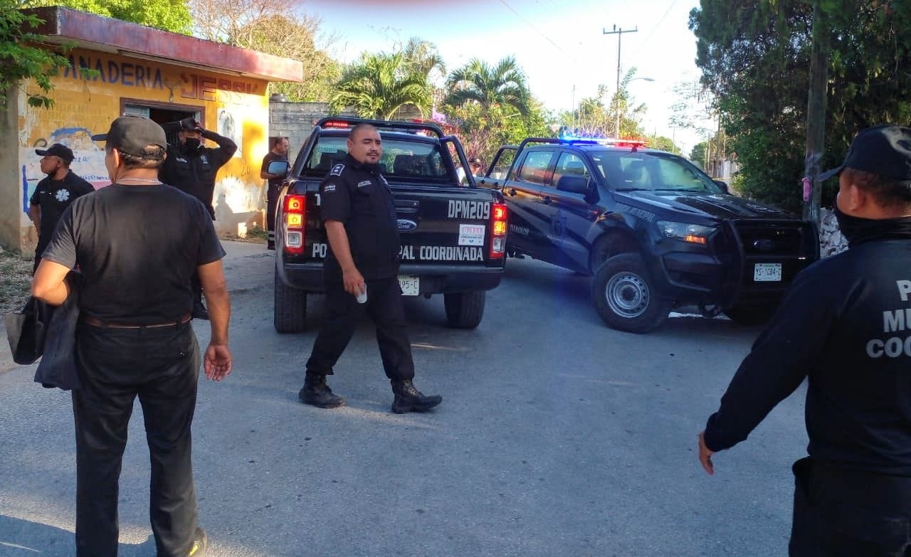 Al lugar llegaron elementos de la policía municipal, quienes acordonaron el área y desviaron el tránsito Al lugar llegaron elementos de la policía municipal, quienes acordonaron el área y desviaron el tránsito
