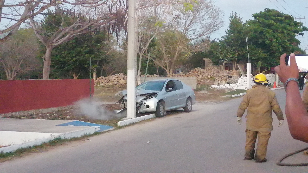 El automóvil terminó golpeando contra un poste El automóvil terminó golpeando contra un poste