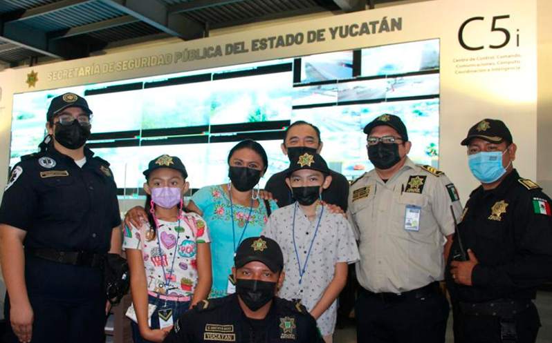 Víctor Alberto Alcocer y Nayeli Canto, padres del menor, asistieron al nuevo edificio C5i para agradecer a los oficiales