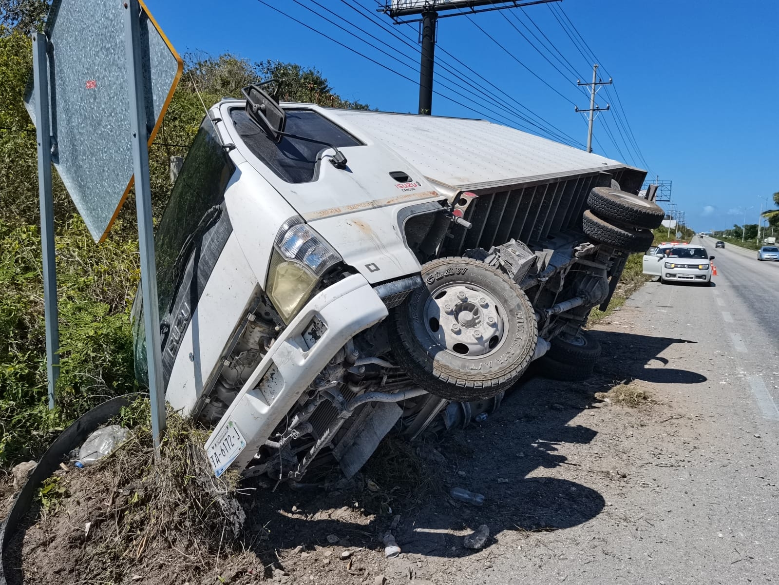 Debido a la velocidad y peso de la carga, perdió el control para salir del camino