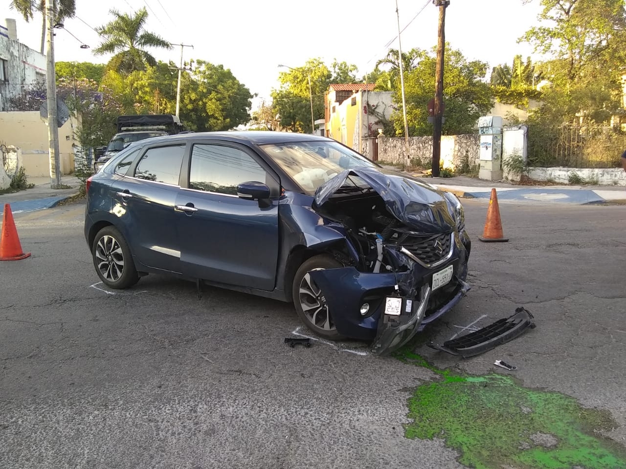 Uno de los autos quedó totalmente dañado de frente