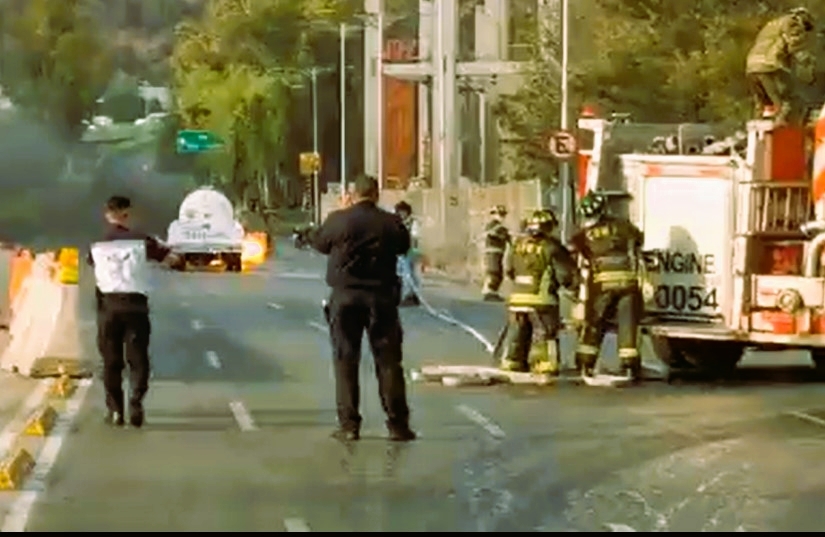 El Heroico Cuerpo de Bomberos acudió para sofocar las llamas. Foto: Captura de pantalla