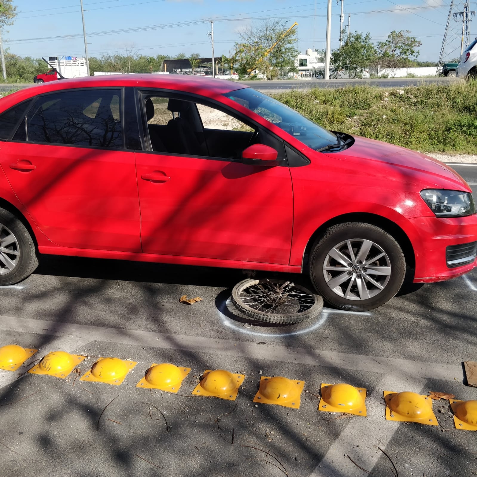 Ante el accidente, vecinos ayudaron a levantar el carro para poder sacar al ciclista Ante el accidente, vecinos ayudaron a levantar el carro para poder sacar al ciclista