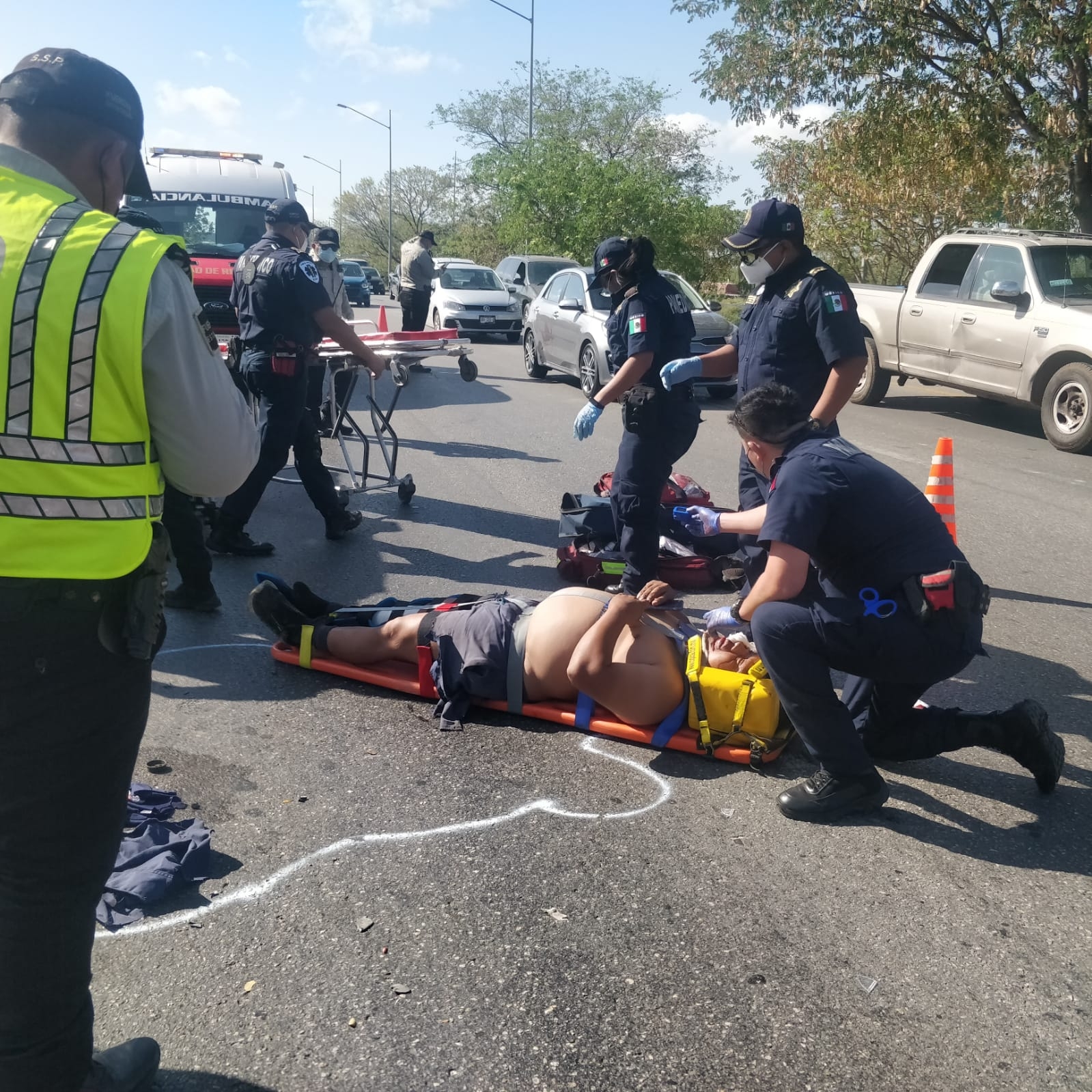 Al lugar fue acordonado mientras ayudaban al hombre herido Al lugar fue acordonado mientras ayudaban al hombre herido
