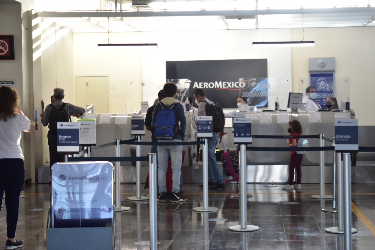INM detiene a cinco migrantes cubanos en el aeropuerto de Campeche