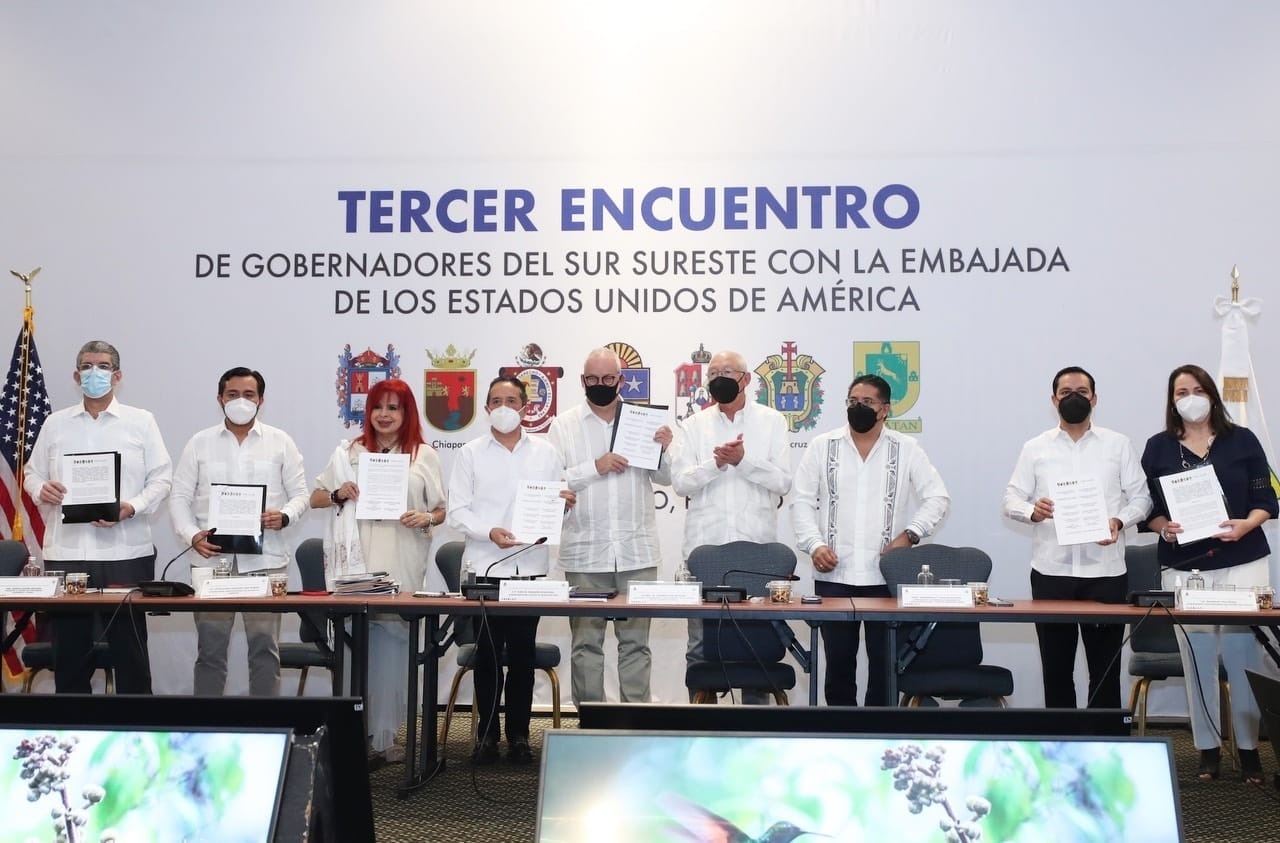 Ken Salazar, embajador de EU, llega a Campeche para reunirse con la gobernadora Layda Sansores