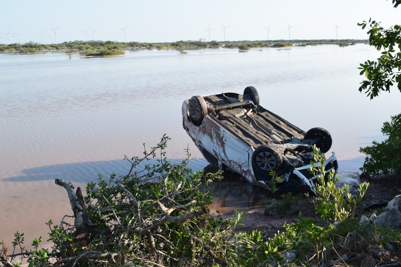 Automóvil vuelca en el lodo de la Ciénega en el tramo Uaymitún-Chicxulub Automóvil vuelca en el lodo de la Ciénega en el tramo Uaymitún-Chicxulub