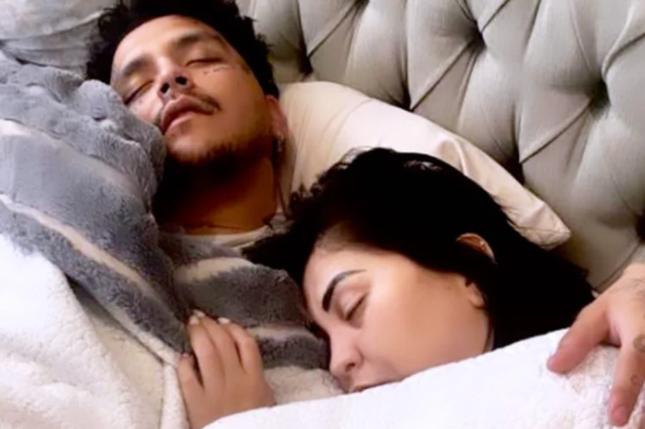 ¿Quién es la mujer con la que Christian Nodal aparece durmiendo en una foto?