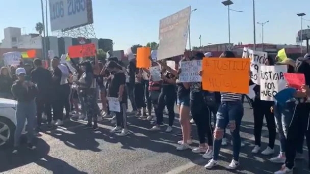 Padres, familiares y amigos de la víctima exigen justica en Períferico Norte. Foto: Capturad de Pantalla