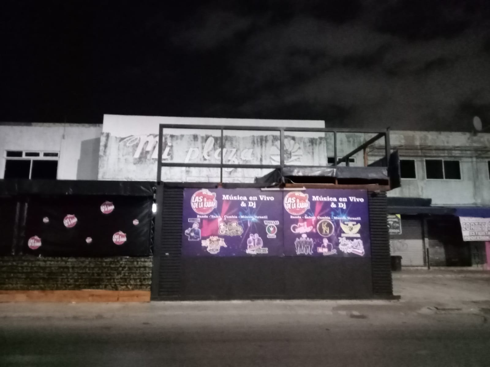 Tras el ataque armado al bar en Cancún, elementos policiacos acudieron al lugar, pero estaba cerrado; encontraros casquillos percutidos