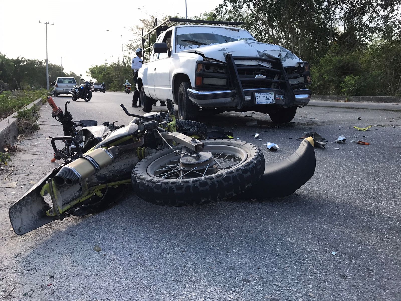La motocicleta quedó tirada en el Arco Norte, mientras su conductor fue trasladado al Hospital General de Cancún tras el accidente La motocicleta quedó tirada en el Arco Norte, mientras su conductor fue trasladado al Hospital General de Cancún tras el accidente