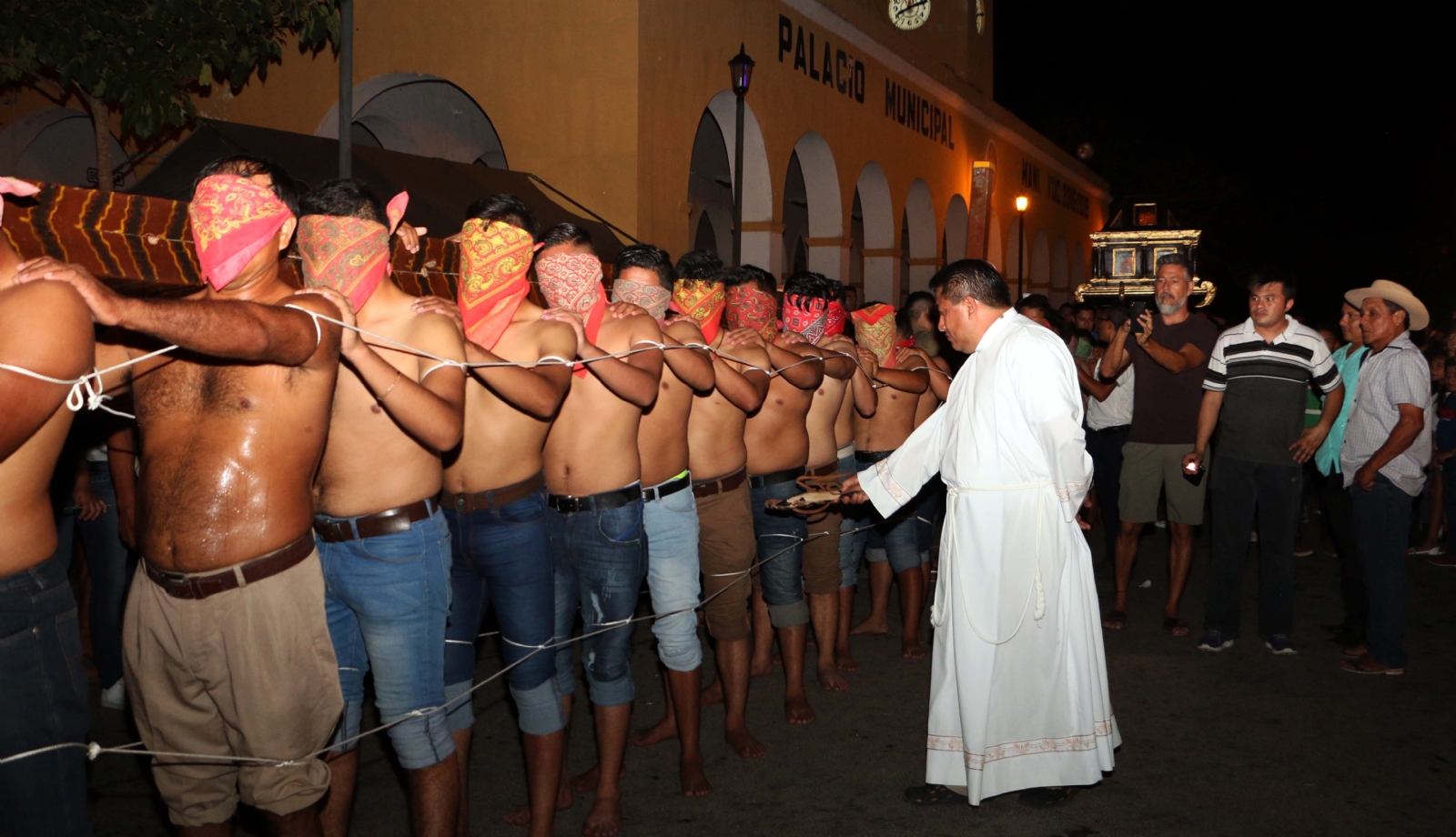 La cruz que los hombres cargan pesa más de 100 kilos y mide cerca de 10 metros La cruz que los hombres cargan pesa más de 100 kilos y mide cerca de 10 metros