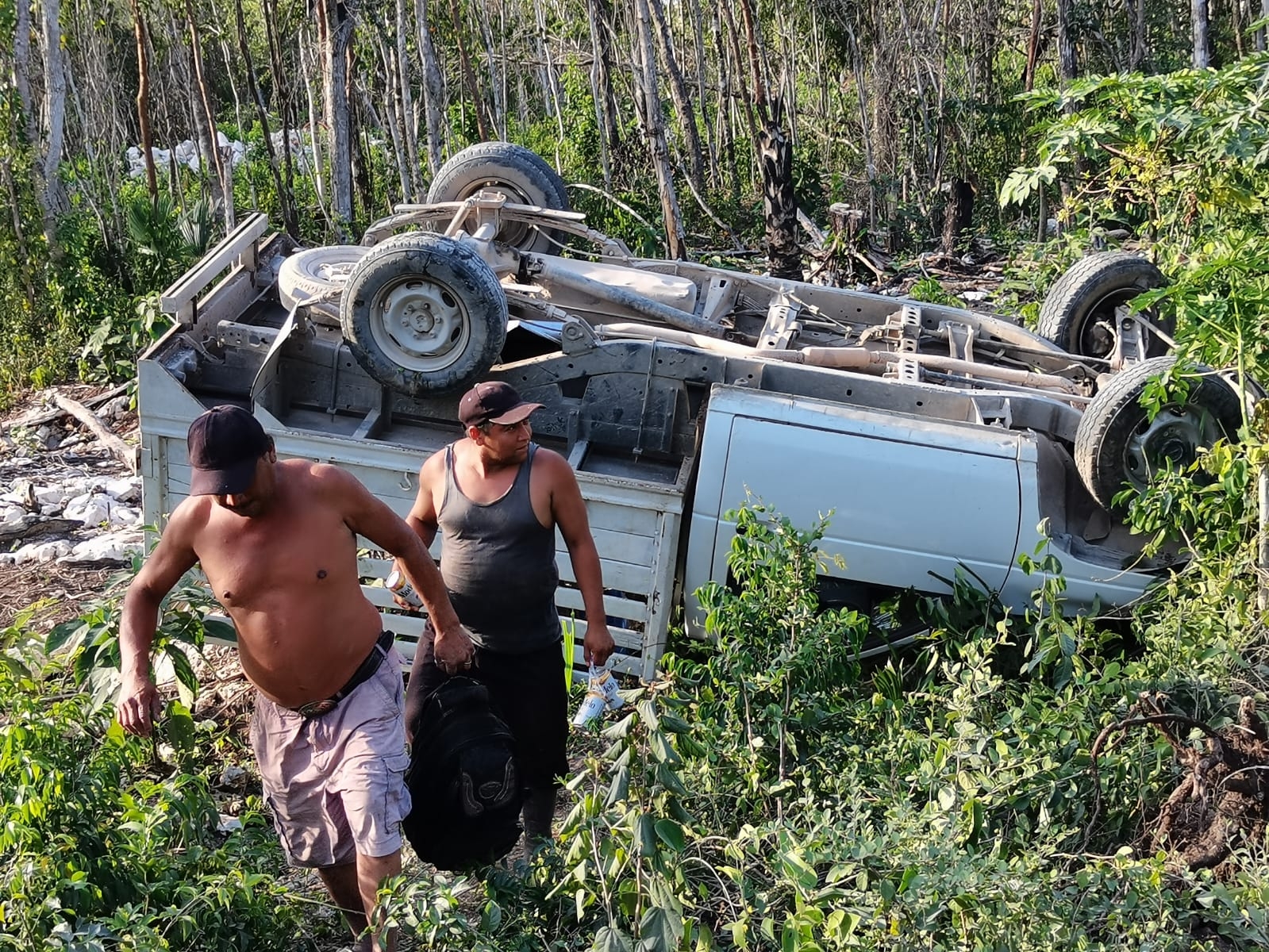 Conductor en estado de ebriedad vuelca su vehículo en la carretera de Playa del Carmen