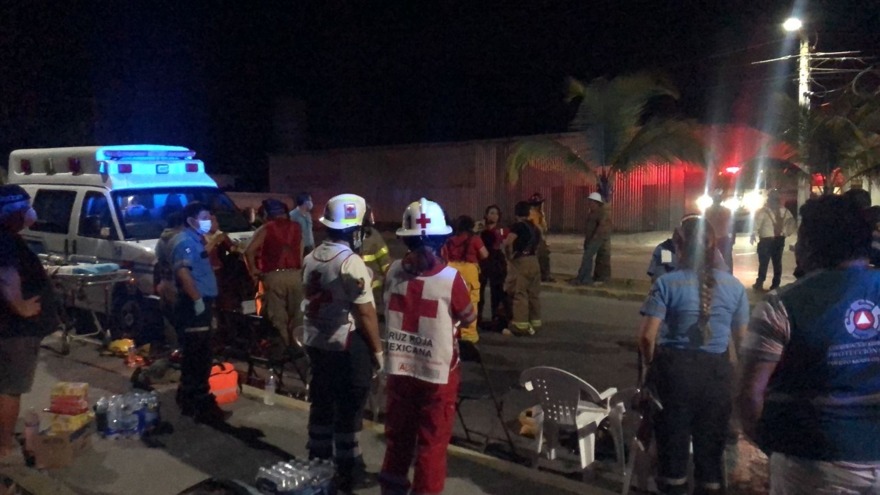 Los empleados de la empacadora incendiada en Puerto Morelos fueron evacuados por Protección Civil, mientras bomberos sofocaban las llamas