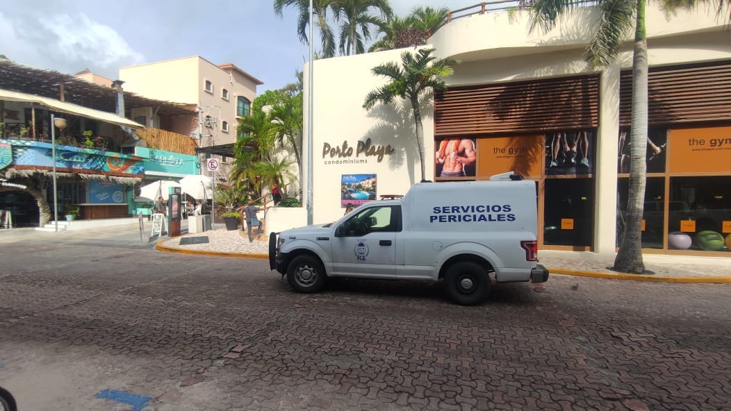 Personal del Semefo trasladó el cuerpo a la morgue en Playa del Carmen, luego de que Servicios Periciales levantara posibles indicios de del fallecimiento del hombre Personal del Semefo trasladó el cuerpo a la morgue en Playa del Carmen, luego de que Servicios Periciales levantara posibles indicios de del fallecimiento del hombre