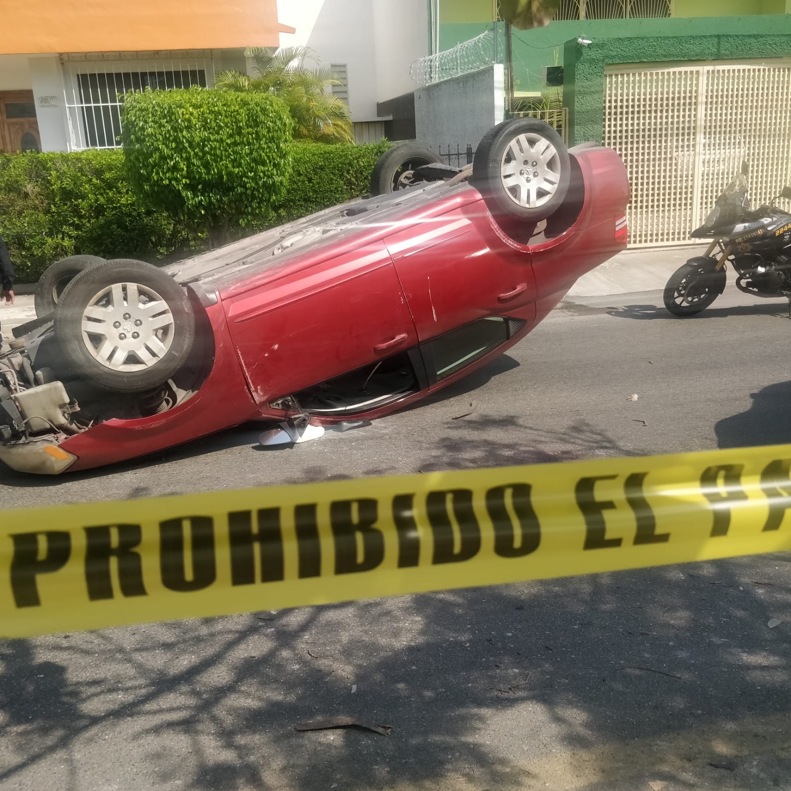 El automóvil quedó con las llantas hacia arriba, tras salir 'volando' sobre la avenida
