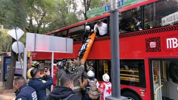 Choque entre Metrobús y camión sobre Reforma deja varios heridos