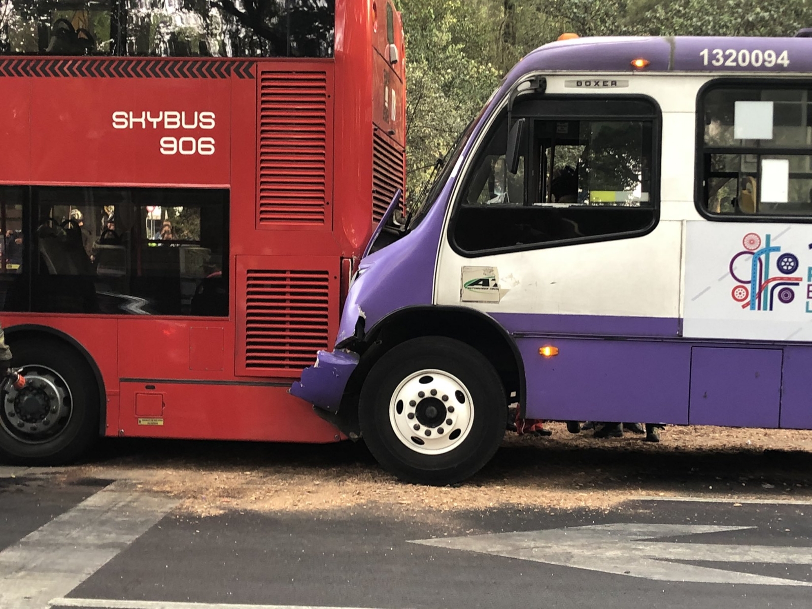 El accidente registrado esta mañana en Paseo de la Reforma entre un metrobus y un autobús dejó como saldo más de 40 personas heridas El accidente registrado esta mañana en Paseo de la Reforma entre un metrobus y un autobús dejó como saldo más de 40 personas heridas
