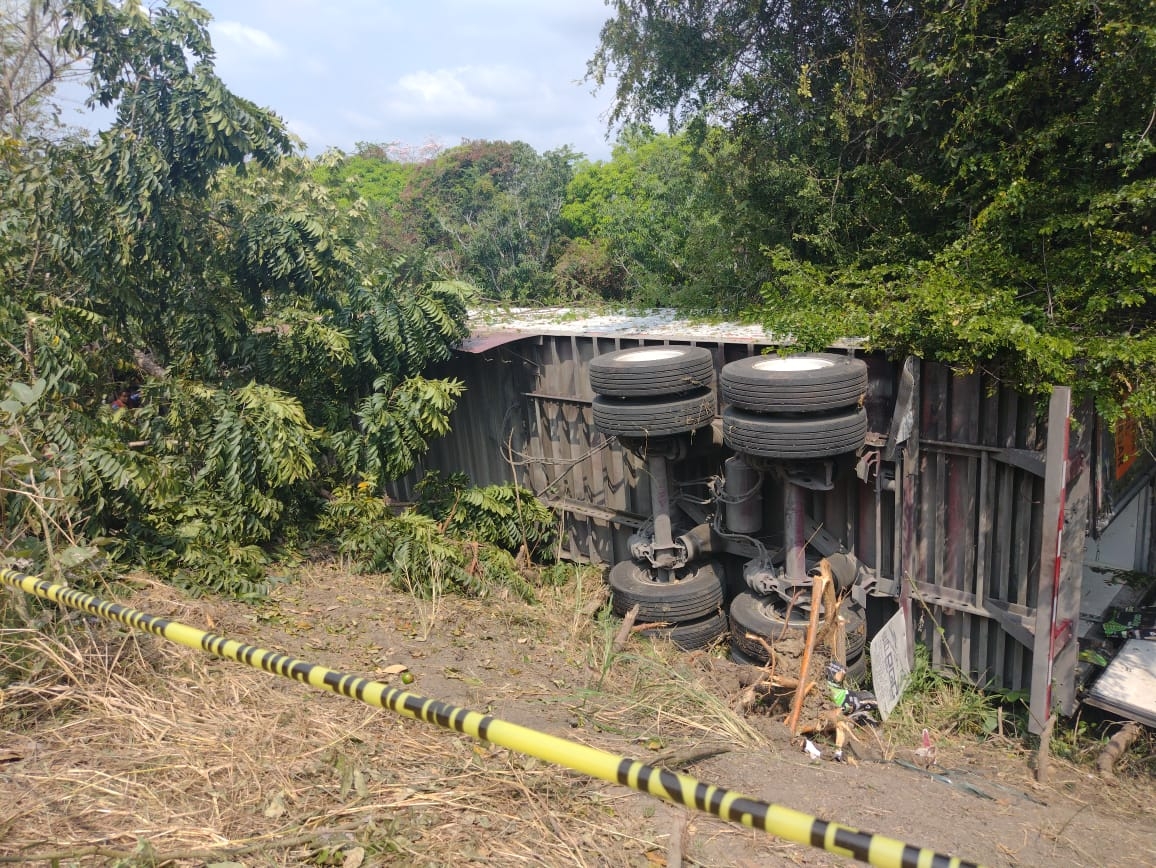 Choque entre dos autos deja una persona muerta en carretera de Escárcega