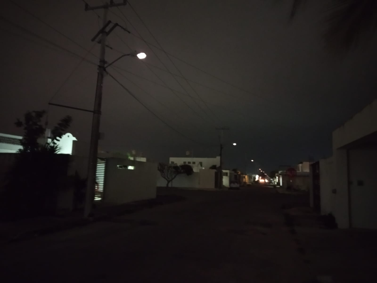 Varios hogares pasan la calurosa noche sin electricidad
