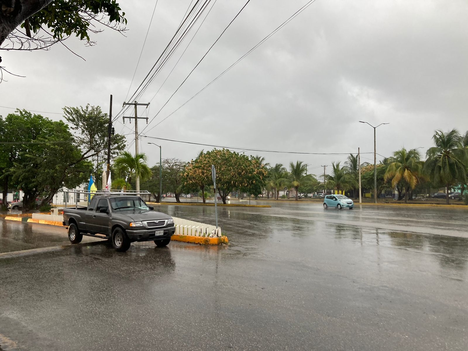 Algunas zonas de Cancún lucieron con pequeños encharcamientos en vías carreteras, debido a los chubascos previstos por el SMN
