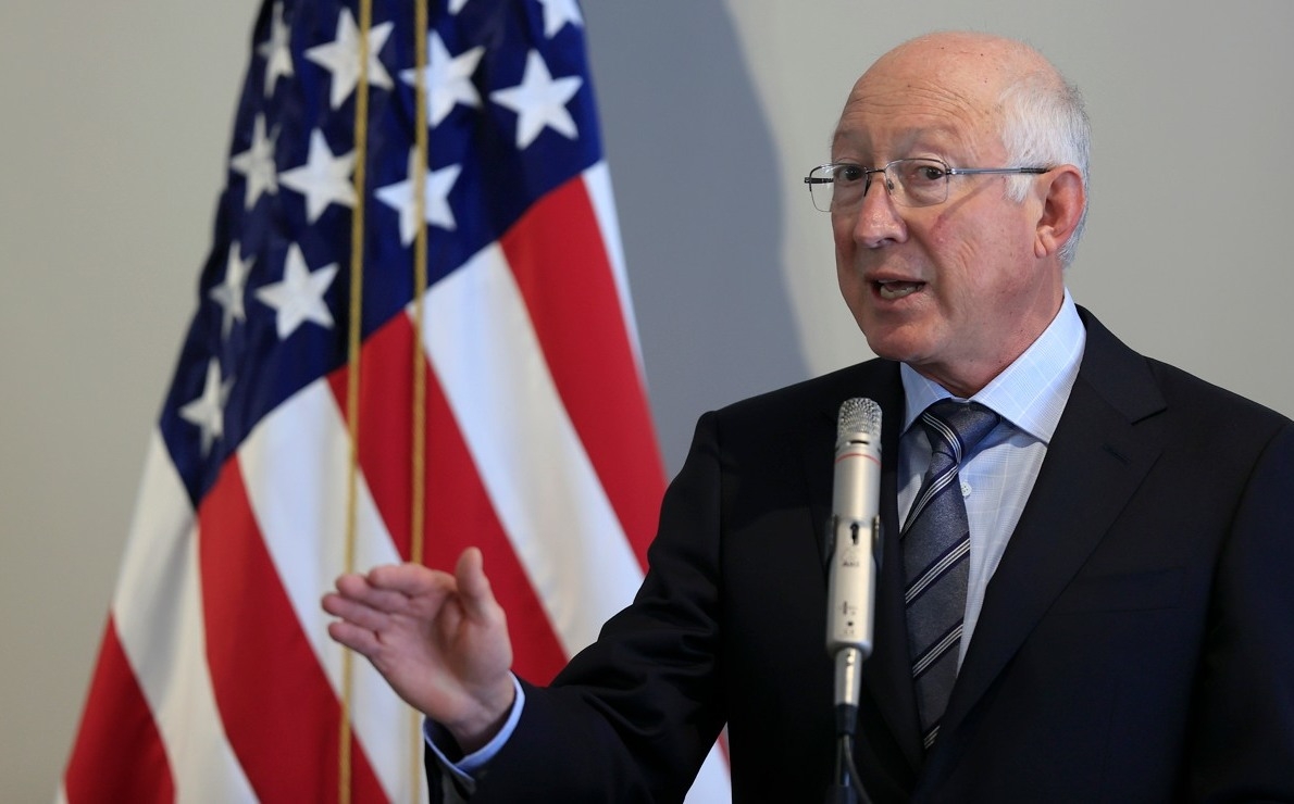 Ken Salazar bautiza como el 'México One' a avión que trasladaba a equipo cercano a AMLO
