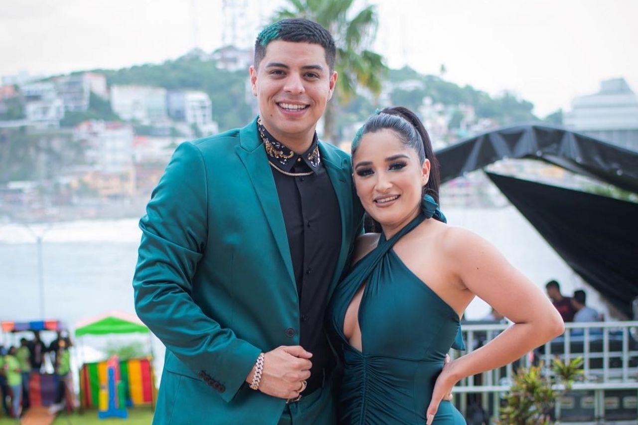 El vocalista de Grupo Firme aparentemente se pasó de copas e hizo un comentario que incomodó a su pareja