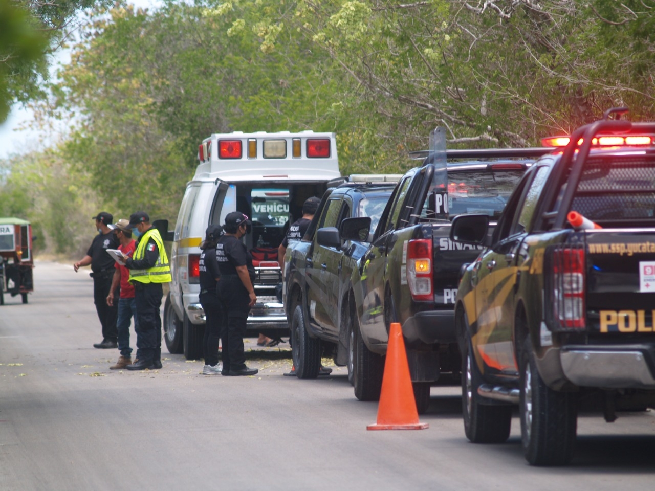 Conductor pierde el control de su camioneta y choca contra un árbol en San Crisanto