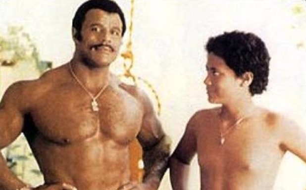Dwayne Johnson con su padre, antes de triunfar. Foto: Especial