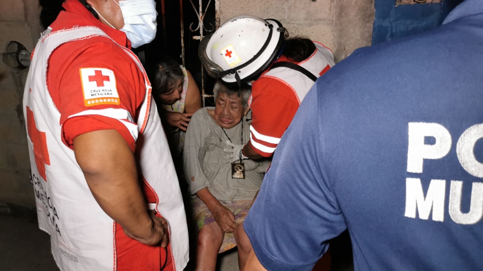 La señora lloraba por el maltrato que recibió, testigos advierten que no es la primera vez que sufre violencia familiar