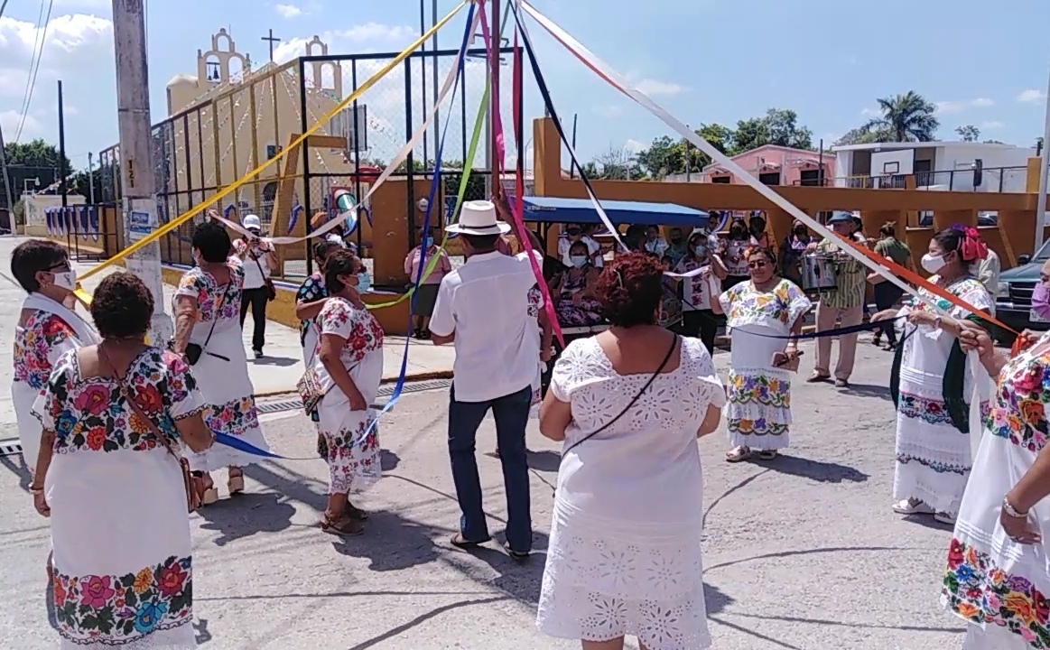 Para mostrar su devoción, marcharon y bailaron al ritmo de la charanga
