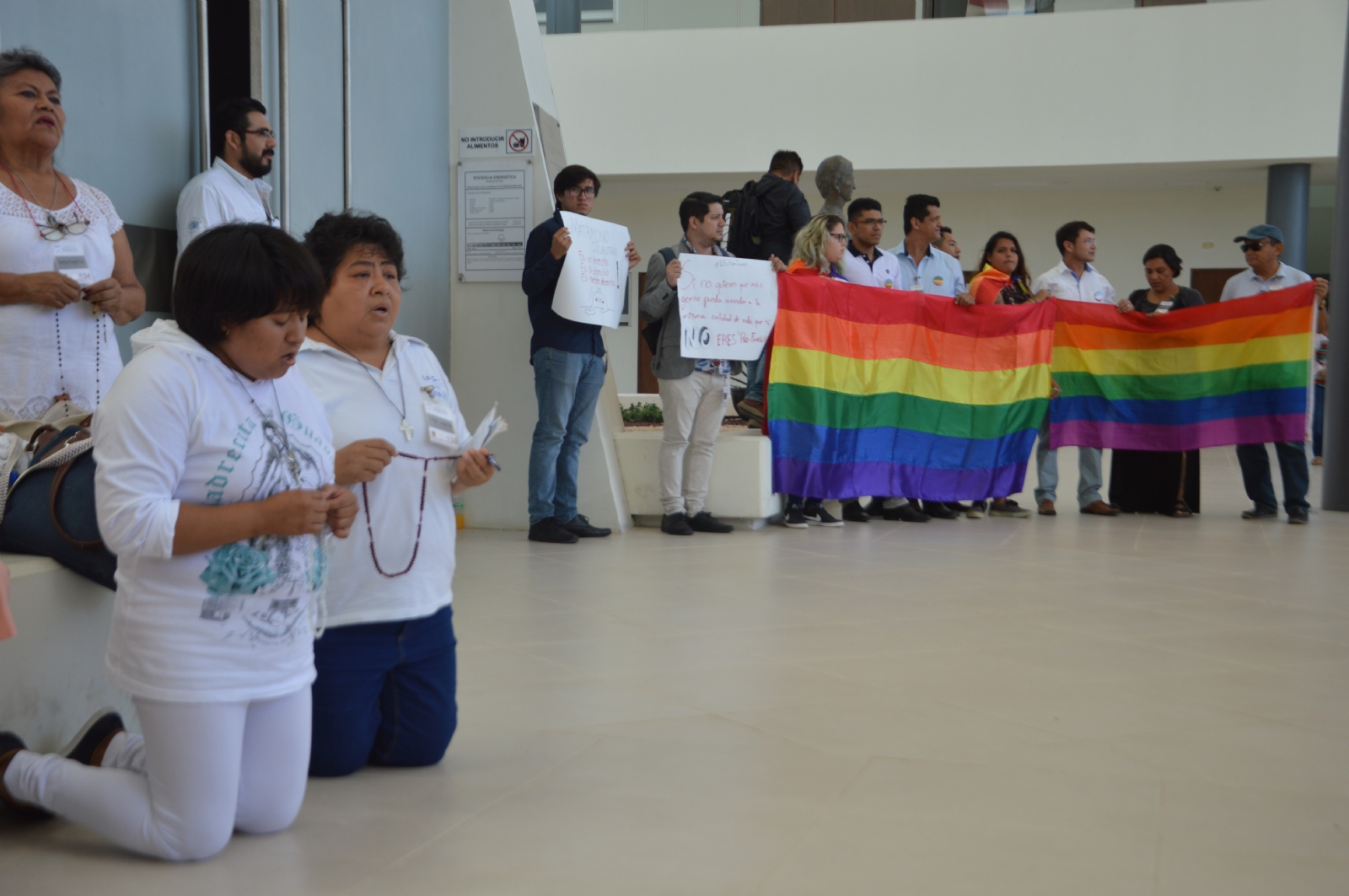 Mujeres católicas acudieron al Congreso del Estado durante la ceremonia de aprobación del matrimonio igualitario en Yucatán Mujeres católicas acudieron al Congreso del Estado durante la ceremonia de aprobación del matrimonio igualitario en Yucatán