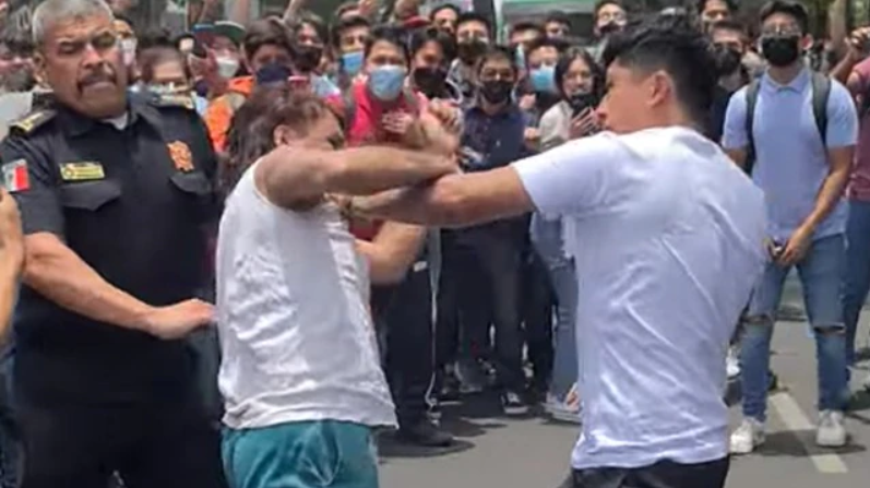 Un alumno y maestro del IPN se pelearon afuera de las instalaciones de la ESIME; por haber recibido malas reseñas