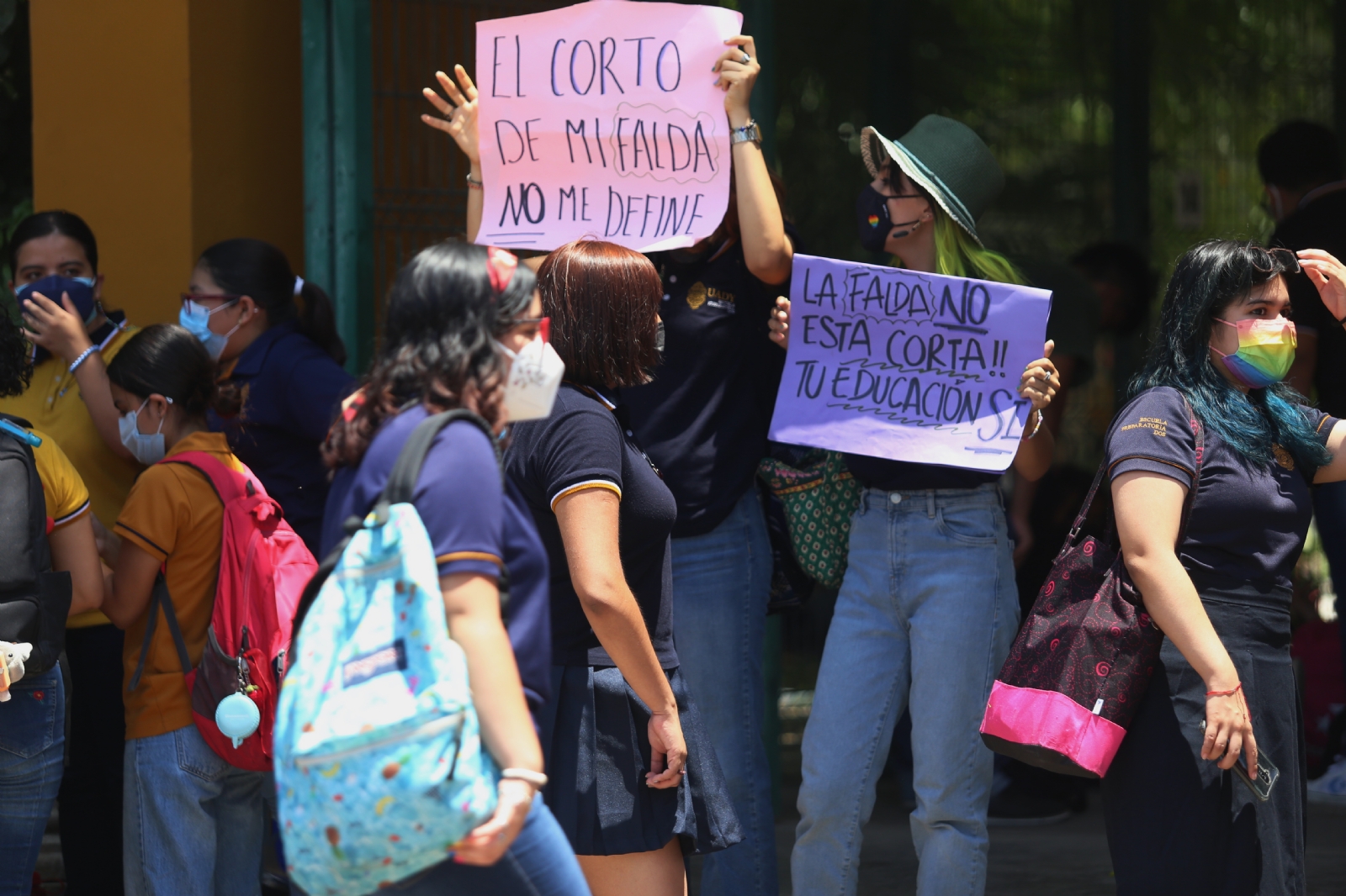 Estudiantes de la Prepa 2 opinan que el uso de la prenda larga es obsoleto, actualmente en 2022. Estudiantes de la Prepa 2 opinan que el uso de la prenda larga es obsoleto, actualmente en 2022.