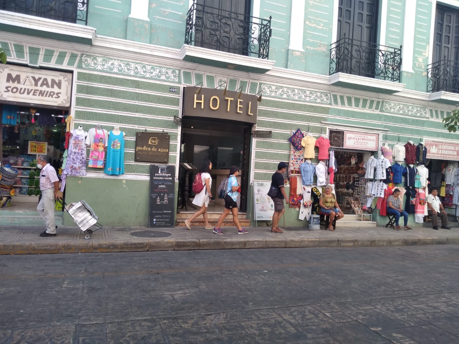 Yucatecos caminan por las calles de Mérida con el uso del cubrebocas