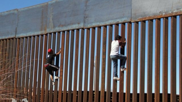 Migrantes cruzan la frontera a Estados Unidos en Tijuanacon ayuda de 'polleros' Migrantes cruzan la frontera a Estados Unidos en Tijuanacon ayuda de 'polleros'