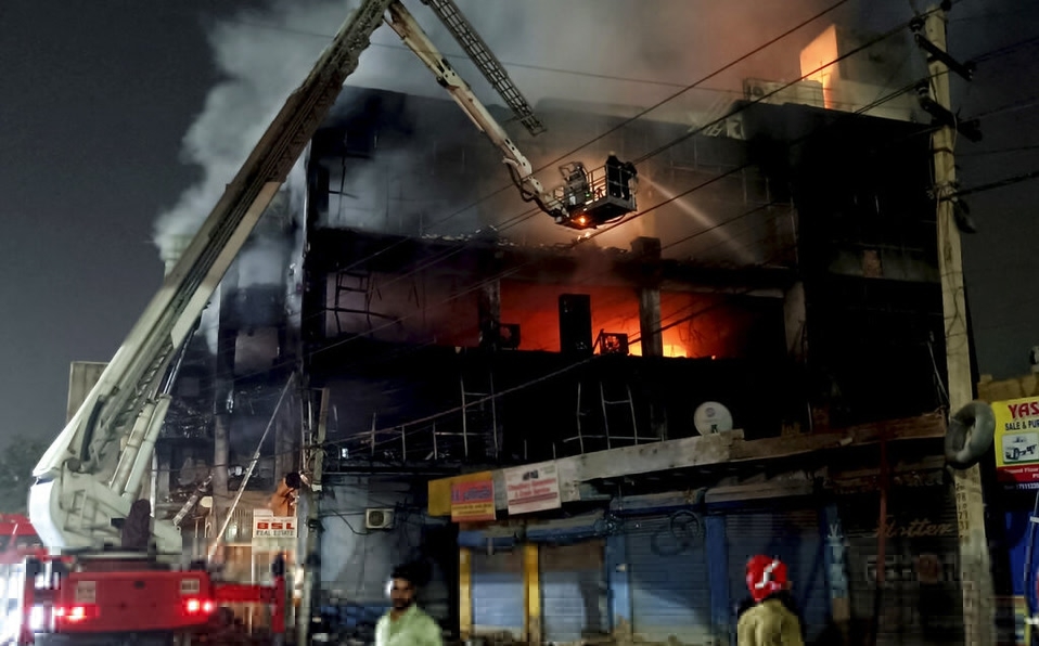 Autoridades de Nueva Delhi, en India, confirmaron la muerte de 27 personas tras registrarse un fuerte incendio en un edificio de la ciudad Autoridades de Nueva Delhi, en India, confirmaron la muerte de 27 personas tras registrarse un fuerte incendio en un edificio de la ciudad
