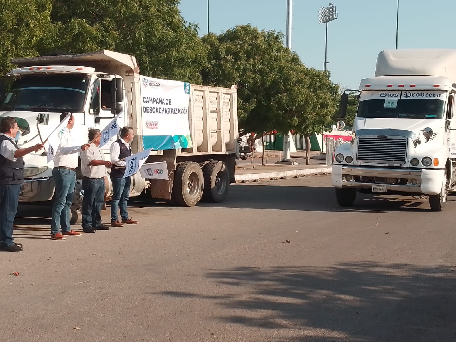 El banderazo de salida de los camiones que colaboran en la campaña de descacharrización en Yucatán, fue en la Unidad Deportiva Kukulcán de Mérida El banderazo de salida de los camiones que colaboran en la campaña de descacharrización en Yucatán, fue en la Unidad Deportiva Kukulcán de Mérida