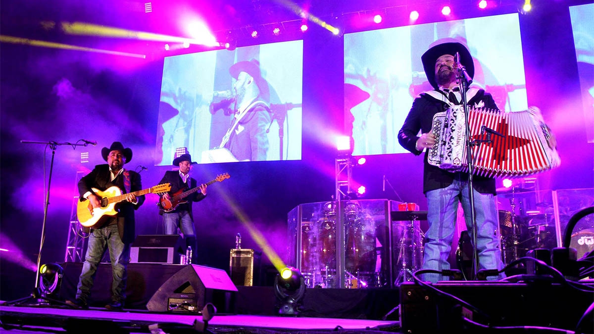 Luego se ser atendido por paramédicos, Ricky Muñoz regresó al escenario y el concierto continuó Luego se ser atendido por paramédicos, Ricky Muñoz regresó al escenario y el concierto continuó