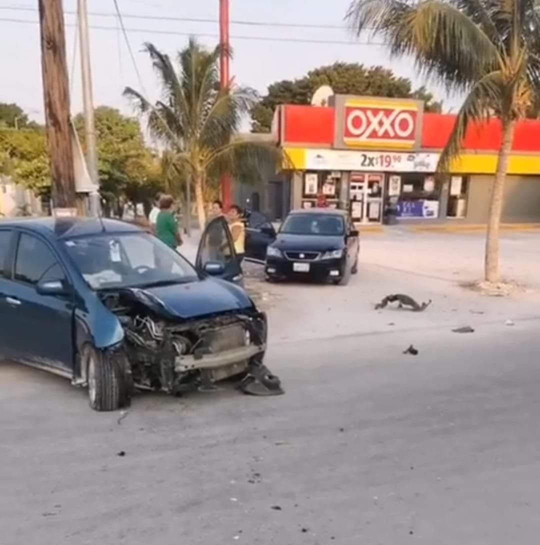 El automóvil quedó con la parte delantera destrozada, por lo que llegaron elementos de la policía municipal