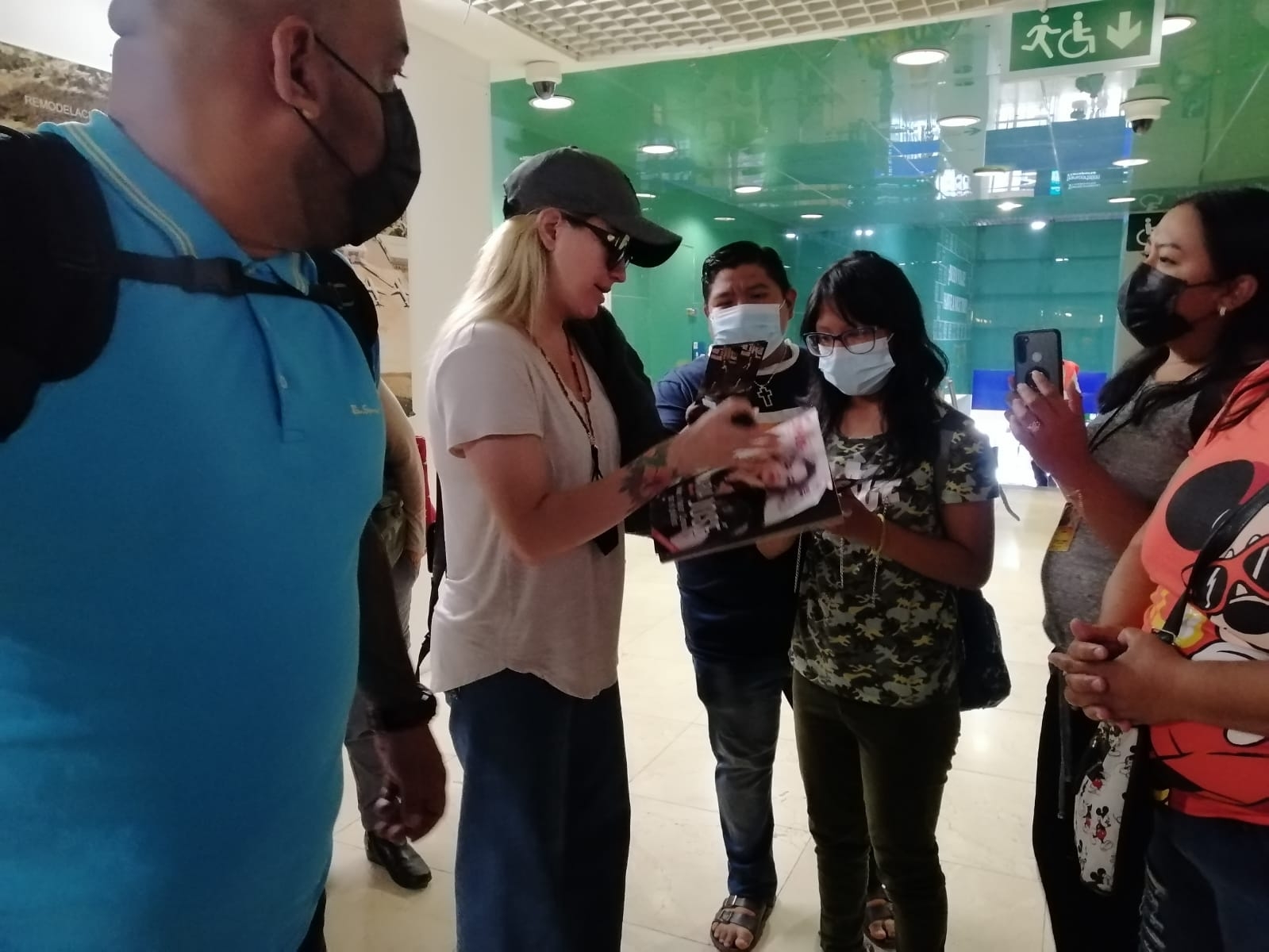 María José fue recibida por fans a su llegada al aeropuerto de Mérida María José fue recibida por fans a su llegada al aeropuerto de Mérida