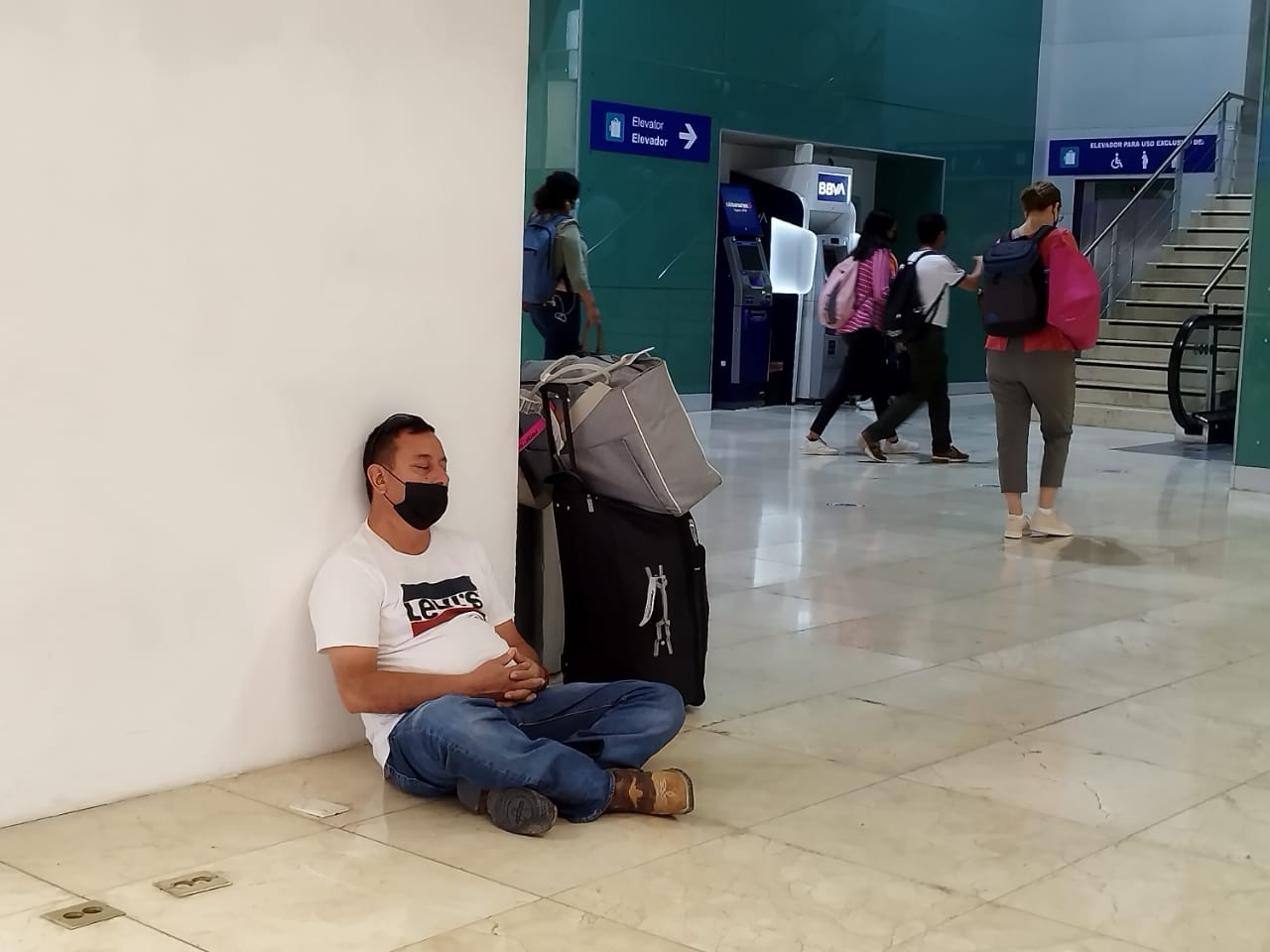 Pasajeros tuvieron que esperar en los pasillos, mientras llegaba el vuelo de la CDMX de Viva Aerobus