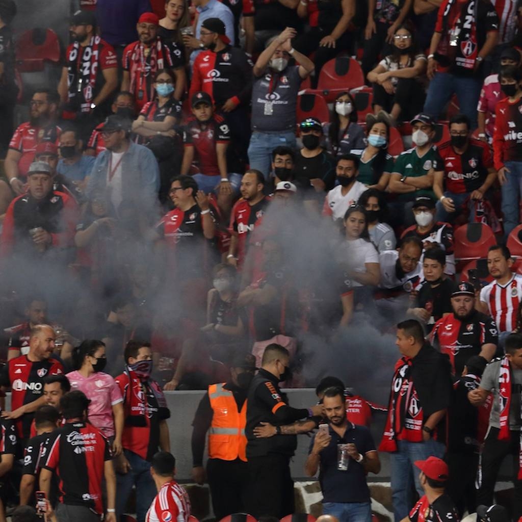 Se registran conatos de bronca entre aficionados de Atlas y Chivas: VIDEO