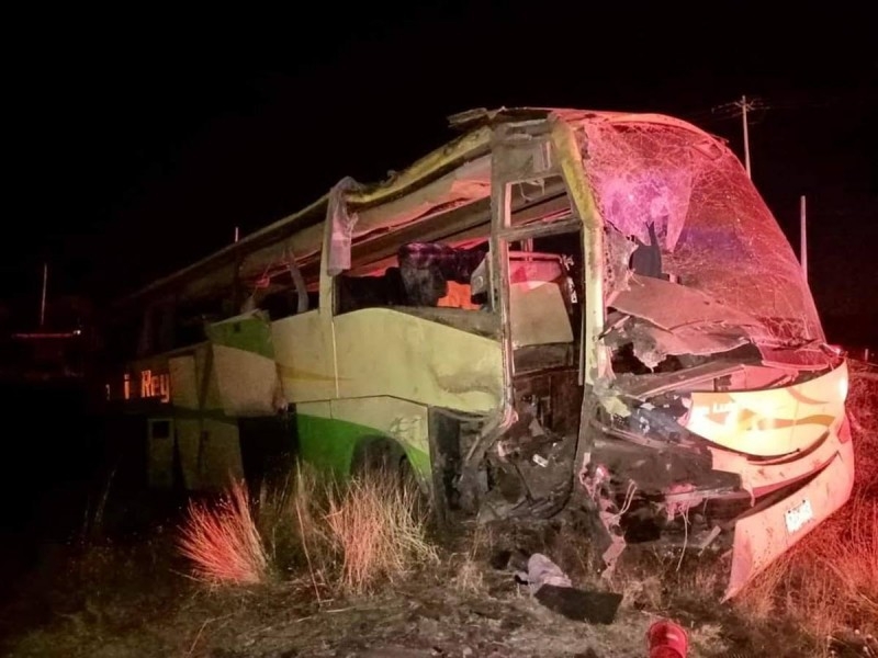El percance del autobús s se registró sobre la carretera 45, a la altura de la localidad de Paso de Mata, en San Juan del Río El percance del autobús s se registró sobre la carretera 45, a la altura de la localidad de Paso de Mata, en San Juan del Río