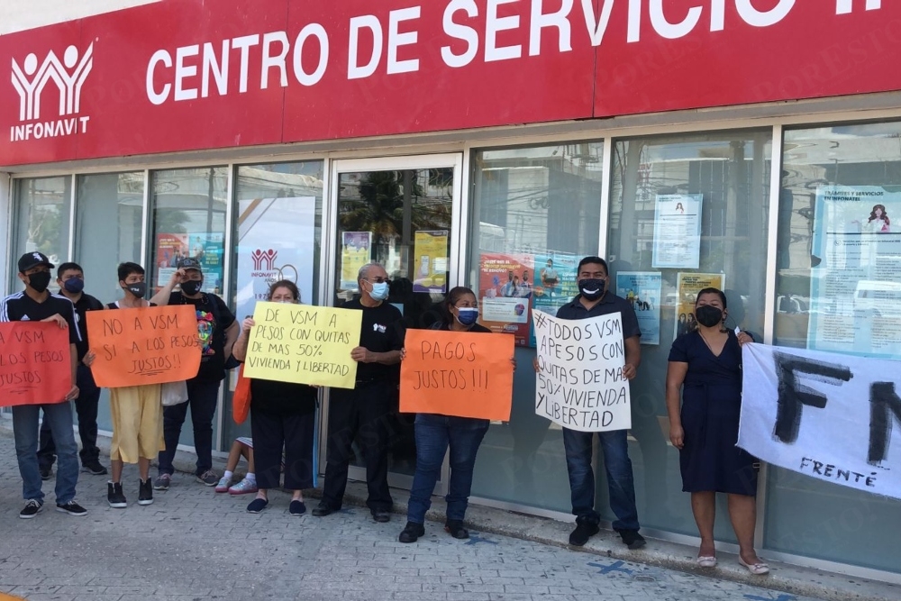 Los manifestantes explicaron que el método usado por el Infonavit les quita un porcentaje alto de puntos